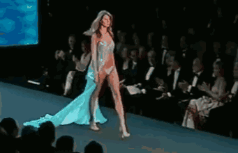 高跟鞋磨脚，痛到不能走路？学会这一点让你像超模一样走路带风