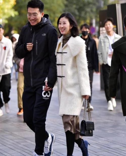 气质:街拍:面带微笑的美女,一件灰色外套配格子短裙,时尚活力气质
