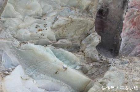  [富有]农民用玉石砌墙，用玉石打地基，是无知？还是太富有不稀