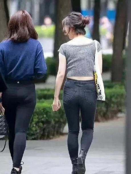 打底裤妹子及腰的长发和空气刘海的设计，增添了许多清纯感