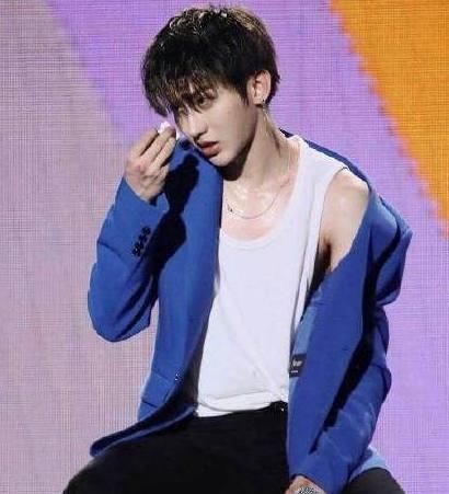 黑粉可怕!蔡徐坤被激光笔射眼睛,王俊凯高速上