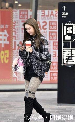  『精致』路人街拍，小姐姐白色衬衫搭配红色丝绒短裙，显得特别精致漂亮