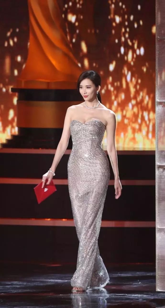 林志玲穿紧身连体裤秀身材,不料却被胯部抢镜,赘肉凸出得很明显