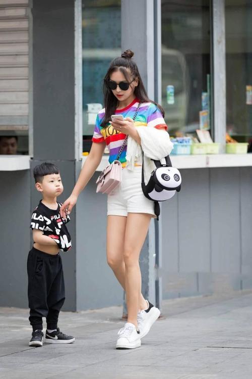 路人街拍，这个辣妈穿着非常时尚，修长细致的美腿很是迷人