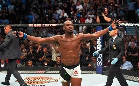  【琼斯】UFC轻重量级冠军炮轰泰森：他已经让人们失去兴趣，我比赛才好看