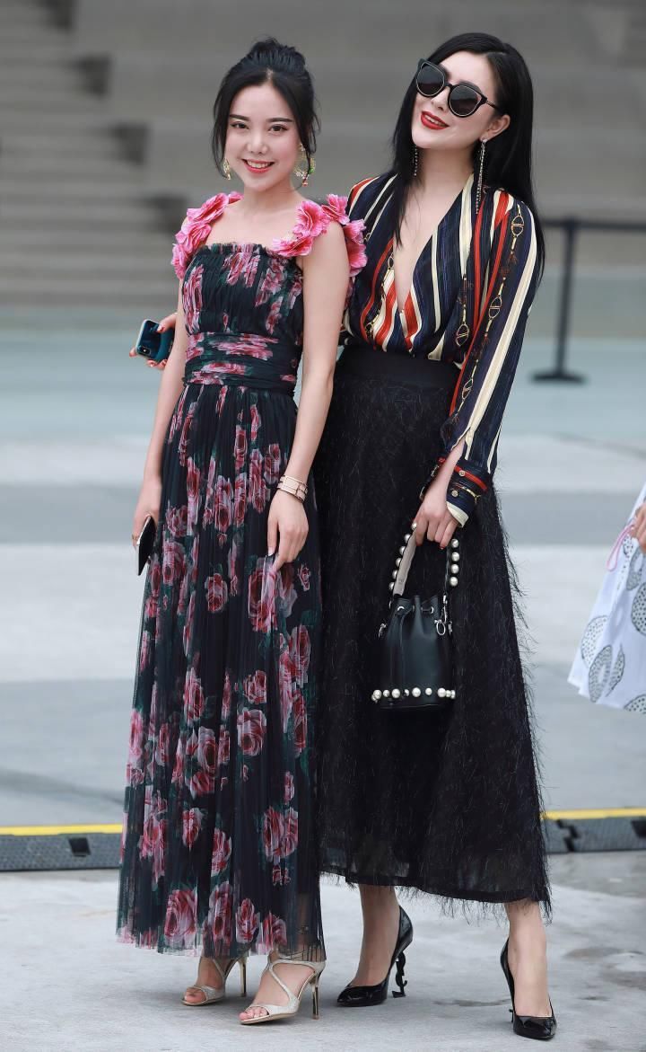 街拍:图1卡戴珊厉害了，穿了一条骑行裤，图5美女身材好!