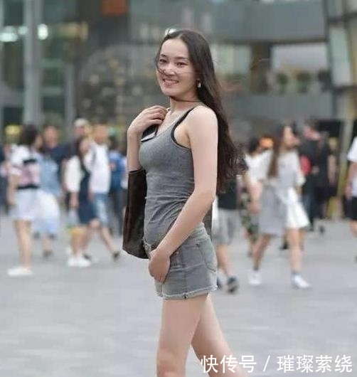 『美女』街拍美女:身材高挑的小姐姐,简单搭配吊带裙,充满潇洒活力!
