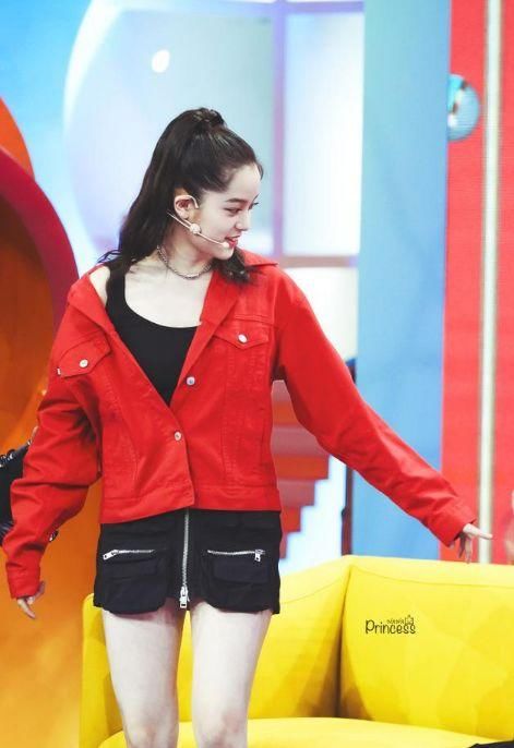 宋祖儿欧阳娜娜同框，姐妹俩的裙子一条比一条短，坐下都不方便！