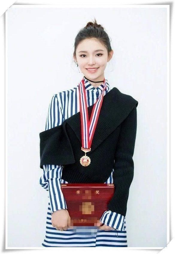 当43岁梅婷撞衫22岁林允，网友：原来年龄在气质面前不值一提！