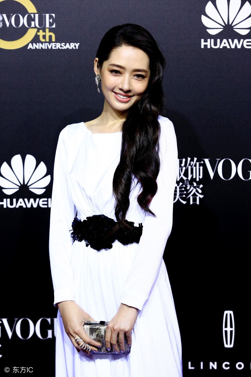 郭碧婷一袭白色长裙出席活动，甜美的笑容显优雅