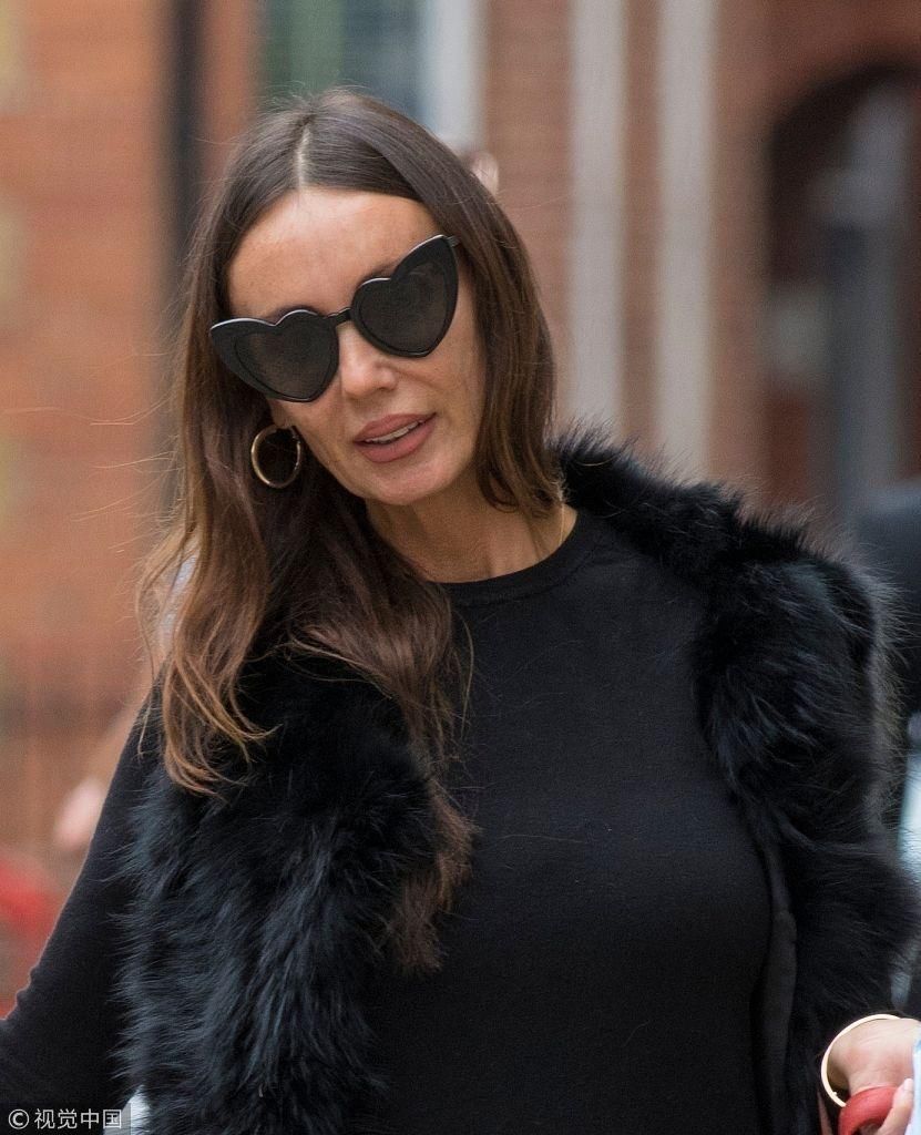 为靓real拼！凯茜劳埃德穿华丽皮草不嫌热 女儿穿秋裤吃糖门牙“