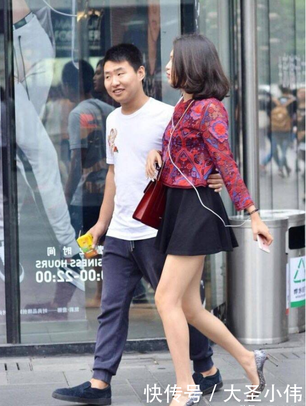 『感觉』美女街拍:短裙配高跟鞋, 穿出小鸟依人的感觉, 贵妇实力不容小觑