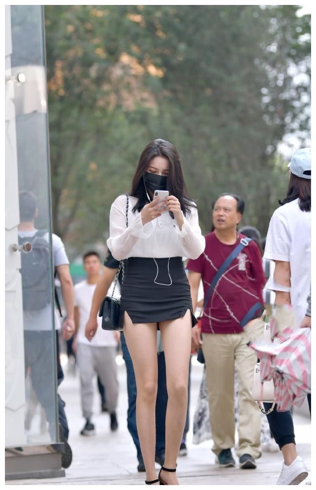 街拍路人，白色长袖与黑色裹臀裙搭配，穿上高跟鞋，很有魅力！