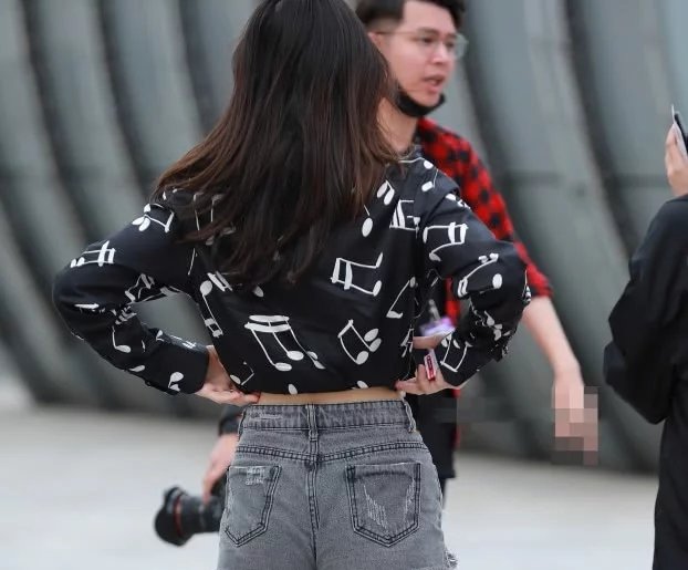 逛街时尚姐妹花小姐姐牛仔短裤穿出不同风格，摇摆的身姿吸睛无数