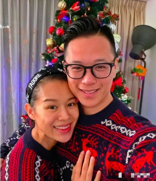 胡杏儿为什么主持春晚