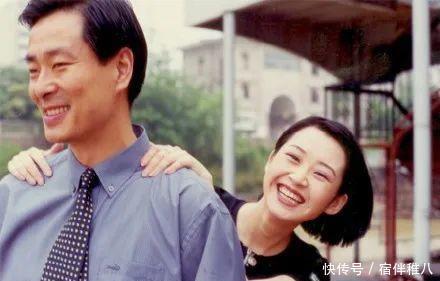  「针织衫」51岁许晴太会穿，针织衫轻松穿出高级感，22年前的造型现在仍流行