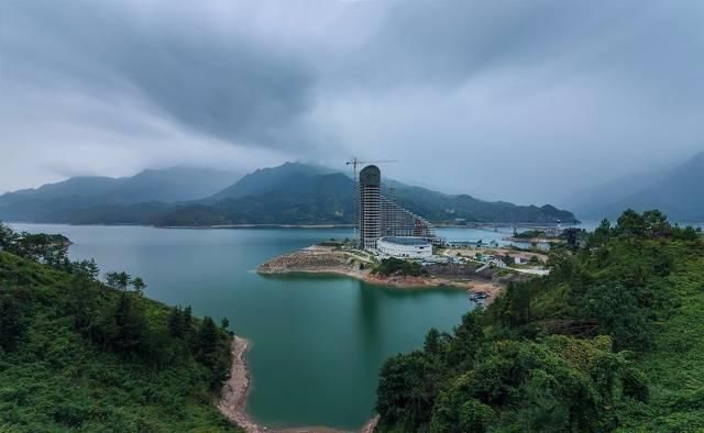 被称浙江三大美女湖之一，曾是浙江最大水电站，如今成旅游度假区