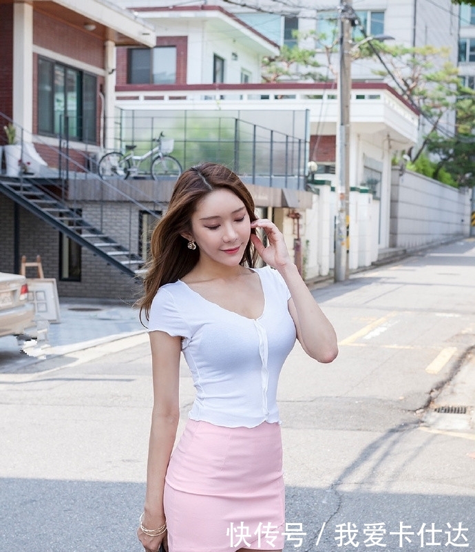  『有型』街拍美女：身材曼妙有型的紧身牛仔裤小姐姐，更显年轻靓丽！