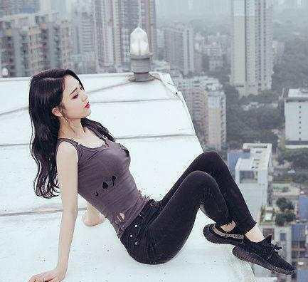 对于时尚紧身裤，搭配起来还是带着，那种心动的感觉