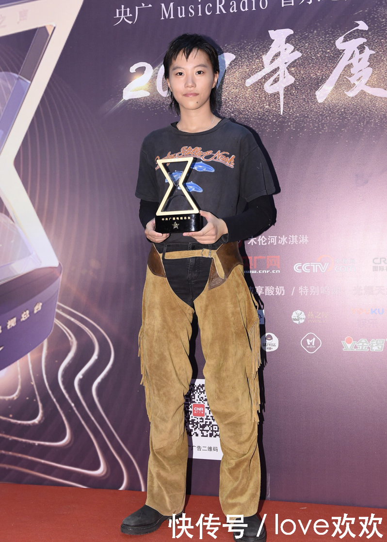 窦靖童换衣服也难掩尴尬，裤子太个性，一出场便被锁定了三角区