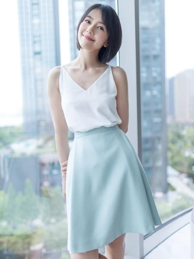 高圆圆换新发型，短发配吊带衫真减龄，网友：防腐剂般的美貌！