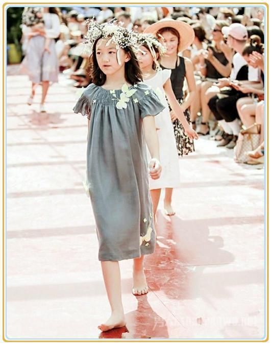 12岁李嫣再现T台走秀，满屏超模范，网友：看胯就知道腿真的很长