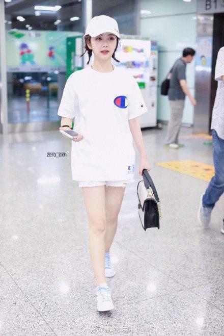 19岁杨超越和28岁谭松韵同穿“下身失踪”, 网友: 这差距可没9岁!