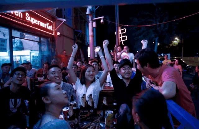 迪拜土豪带女儿来我国旅游，来到街道上满脸疑问：他们好奇怪啊！