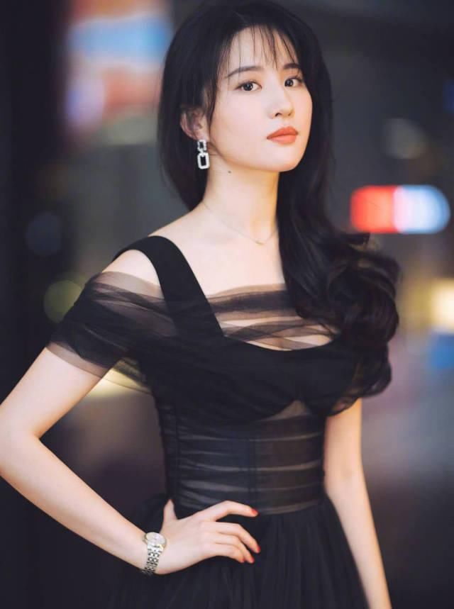 「线条感」刘亦菲越来越美了，穿“褶皱”礼服裙却不见肉，细腰身材美得高调
