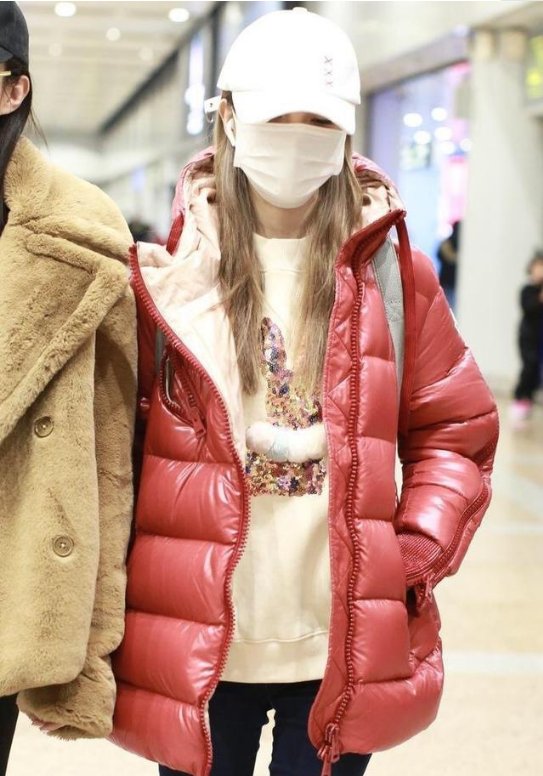 李小璐又换新发色却遮着不给看，穿红色羽绒服还没旁边闺蜜洋气
