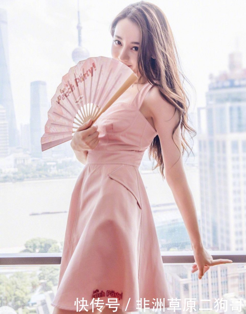 迪丽热巴化身“赤脚女神”，表情很到位，网友直呼：美腿美脚都是