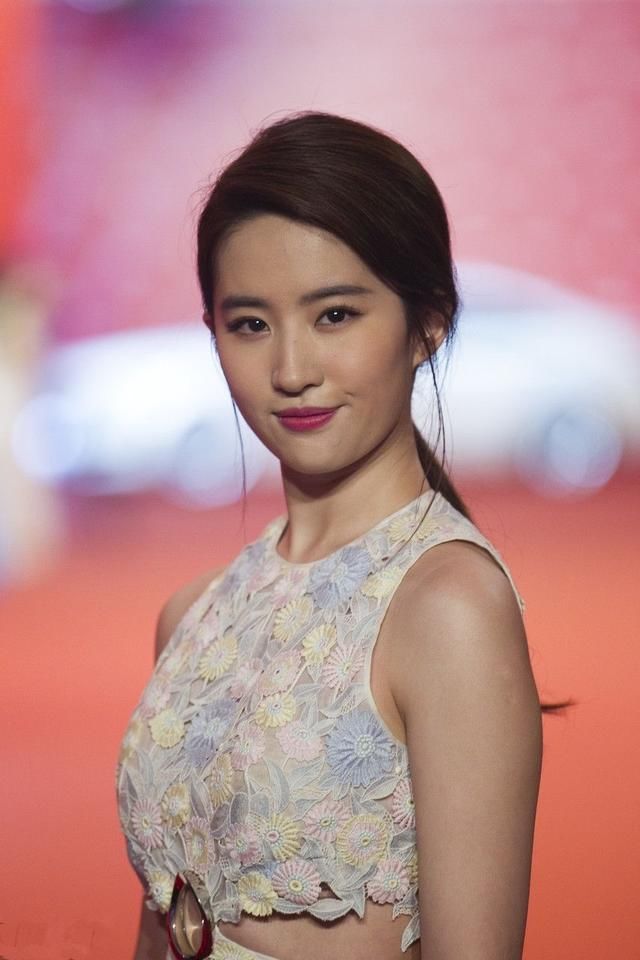 刘亦菲是认真的吗?穿圆环裙来不是秀性感,而是来晾赘肉的!
