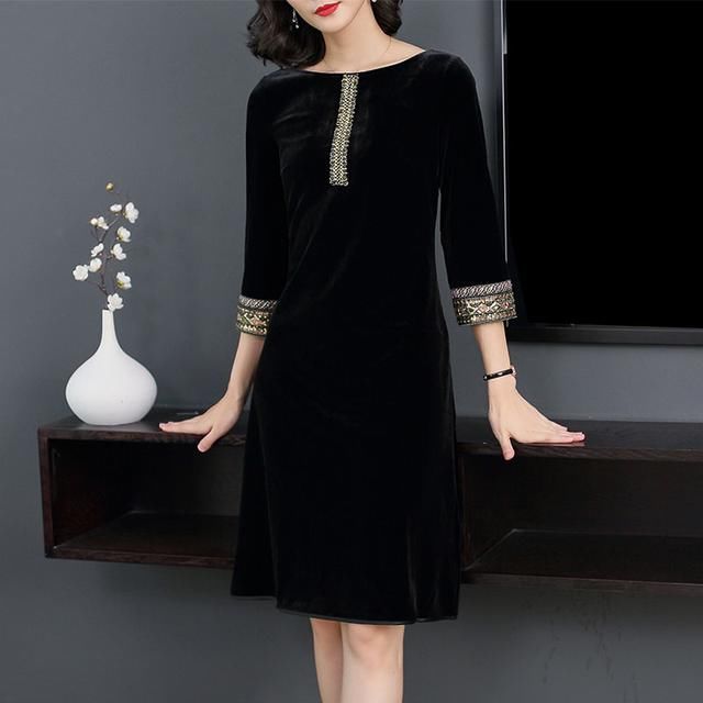 若你50岁左右，初秋不会穿，瞧瞧下图这秋装，减龄洋气显嫩美