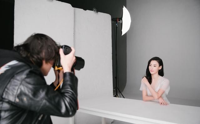 「 白裙」一袭白裙美成仙，网友：娱乐圈最美辣妈，张柏芝最新广告太惊艳