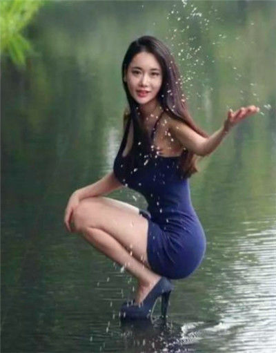  毛樱桃|街拍：亭亭玉立小姐姐，柳叶眉毛樱桃嘴，端庄秀美