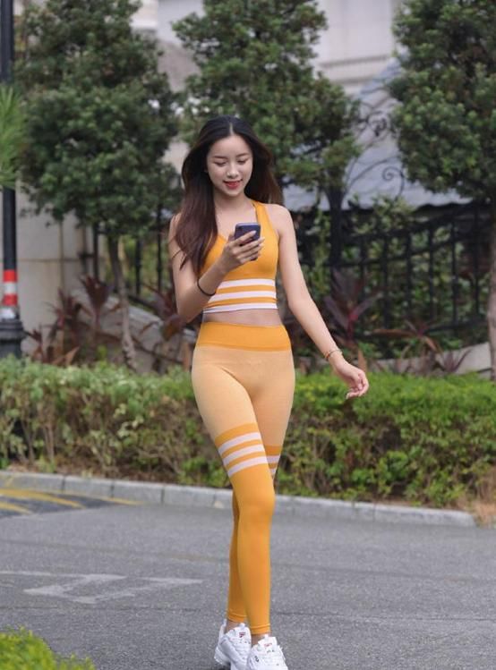  楚楚动人|街拍：潮流小姐姐楚楚动人，少女感爆棚，高腰的设计非常的漂亮！