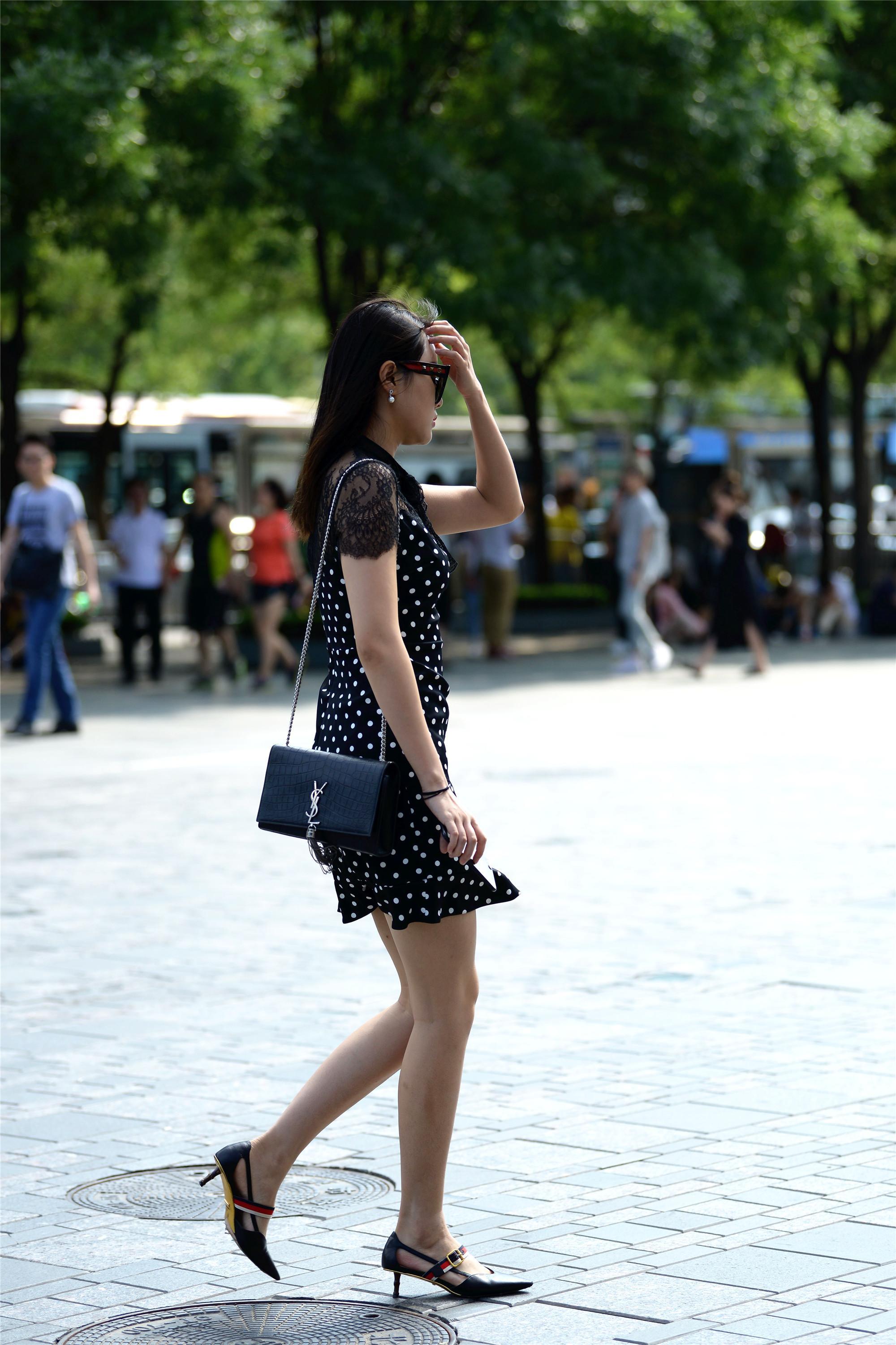 清秋时节的小姐姐，她穿的连衣裙被她的鞋子抢了风头