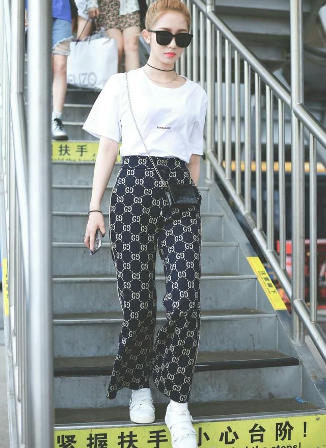 孟美岐背透明“塑料袋”穿大衬衫，火了，下半身就真空操作了？