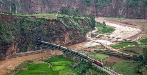 列车经过7号桥墩为何都要鸣笛？知道原因的旅客也会自觉静默3分钟