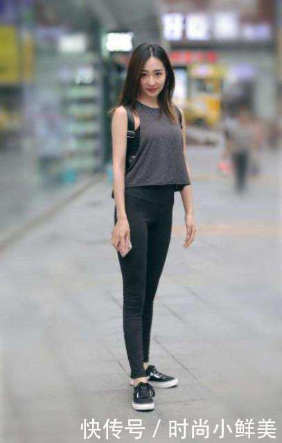 街拍：穿小背心出街的小姐姐，夏天这样穿是不是很有潮范?