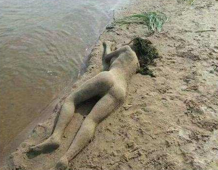 男子清晨海边发现美丽女尸,走进一看忍不住笑