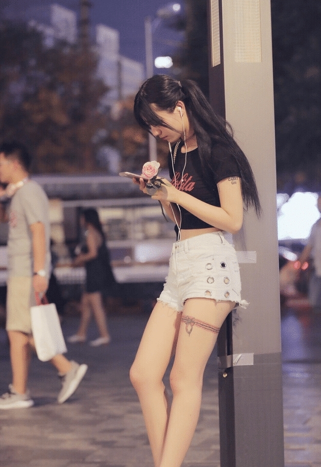 位小姐姐■双马尾很常见,腿上的这双袜子还是第一次见