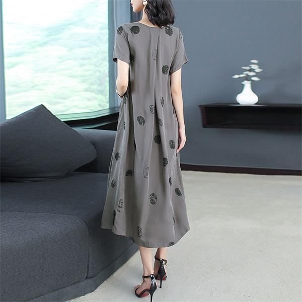 火爆夏季的波点裙，70后阿姨穿上身也毫无违和感，显得人更美