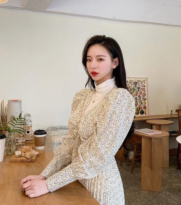  发甜@把草莓色穿身上直戳少女心，各种草莓色系齐聚春天，整条街都发甜