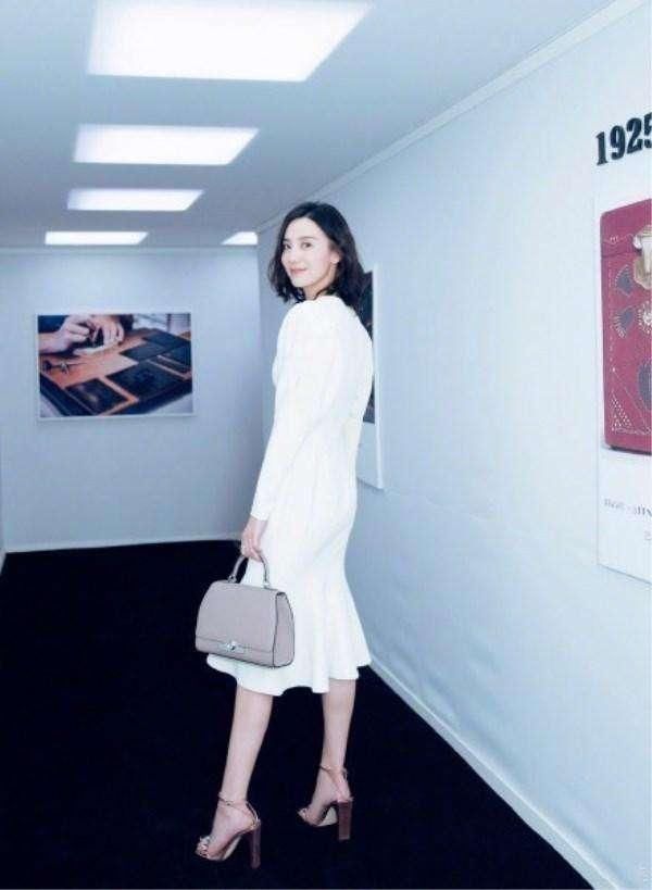 看了宋佳的腿，女人都要怀疑人生，网友：谁能娶到她真是赚大了！