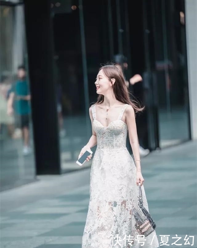 『气质』街拍:美女一双高跟凉鞋更是充满着无限的魅力,展示出美丽的双腿