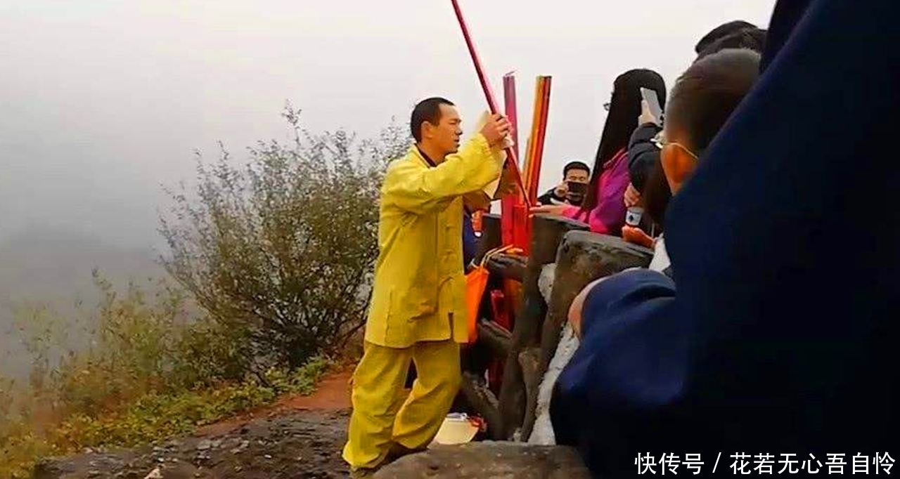 男子每天替人烧“龙头香”,往返于10厘米宽悬崖上,月入10万!