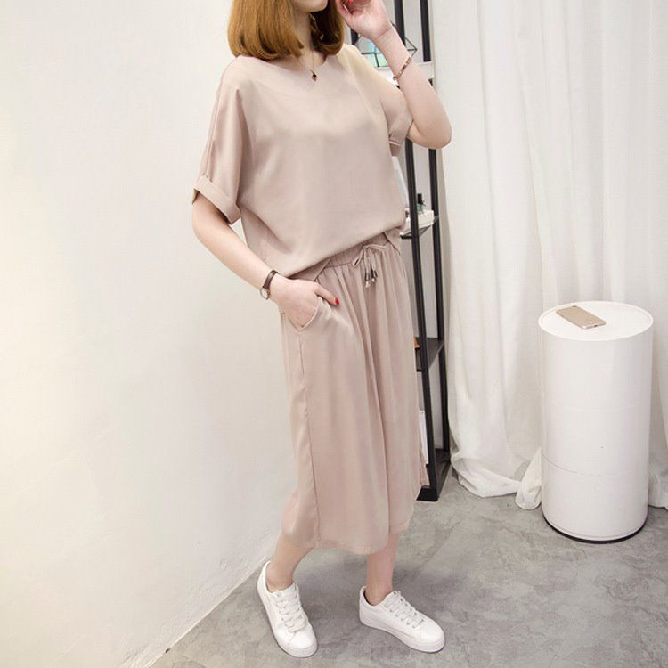 腰粗屁股大女人,别穿裙子了!多穿这样的靓装,遮肉显瘦又减龄