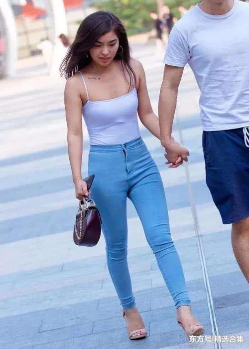 街拍：两个美女牛仔裤搭配不同的上衣，却美得不同寻常
