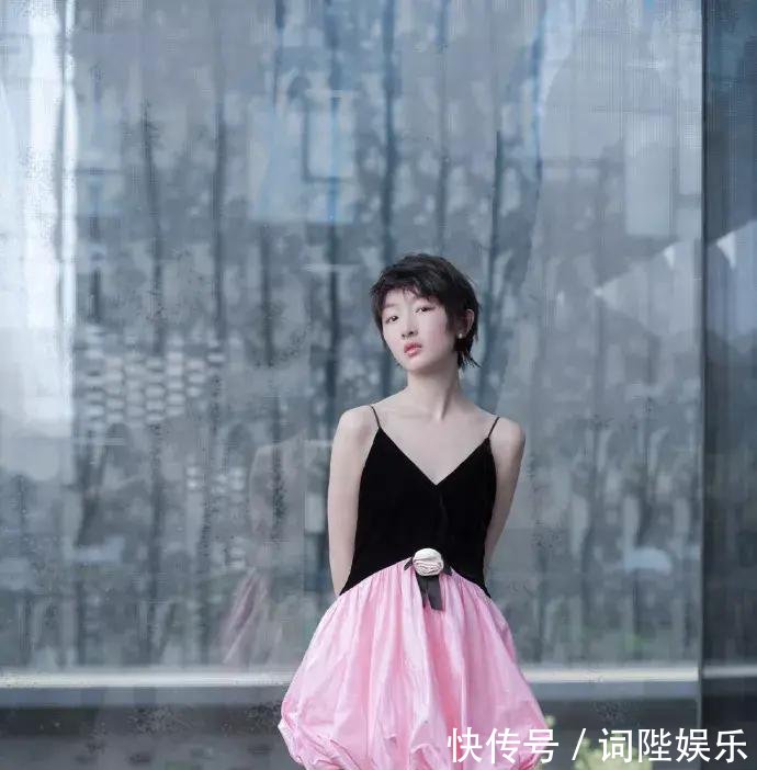 周冬雨身穿一件吊带连衣裙出席某活动，粉丝终于穿对了一条裙裙